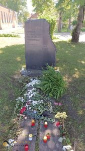 Piemiņas vieta ar akmeni represētajiem Rēzeknes iedzīvotājiem